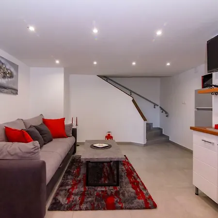 Arno Apartment *