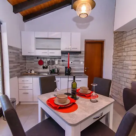Arno Apartment *