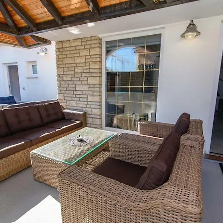 Arno Apartment *